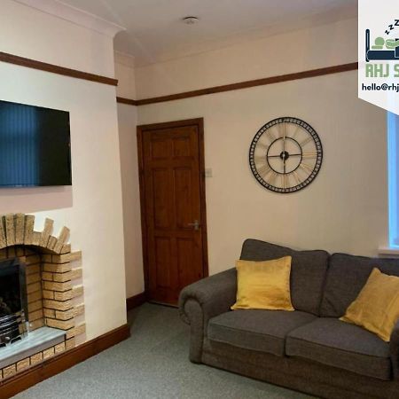 Rodsley - 2 Bedroom 1St Floor Flat Free Parking Wifi And Netflix 게이츠헤드 외부 사진