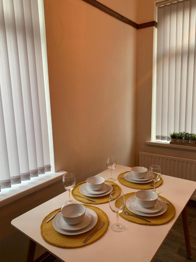 Rodsley - 2 Bedroom 1St Floor Flat Free Parking Wifi And Netflix 게이츠헤드 외부 사진