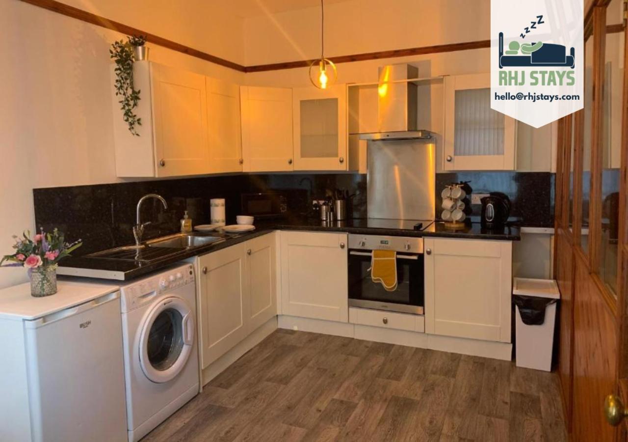 Rodsley - 2 Bedroom 1St Floor Flat Free Parking Wifi And Netflix 게이츠헤드 외부 사진