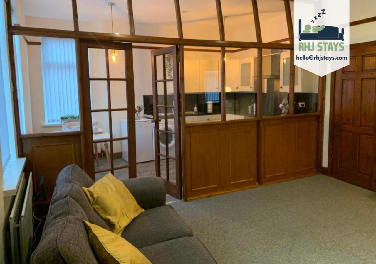 Rodsley - 2 Bedroom 1St Floor Flat Free Parking Wifi And Netflix 게이츠헤드 외부 사진