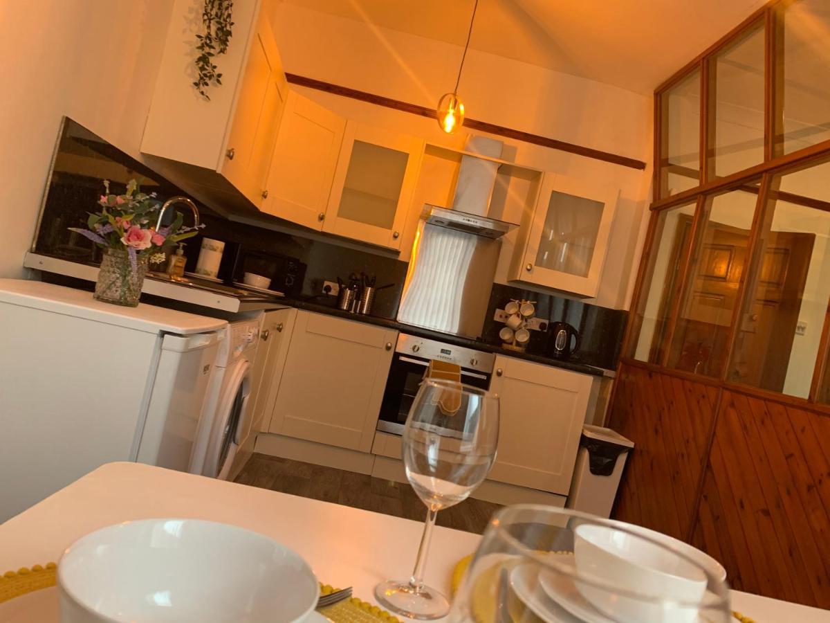 Rodsley - 2 Bedroom 1St Floor Flat Free Parking Wifi And Netflix 게이츠헤드 외부 사진